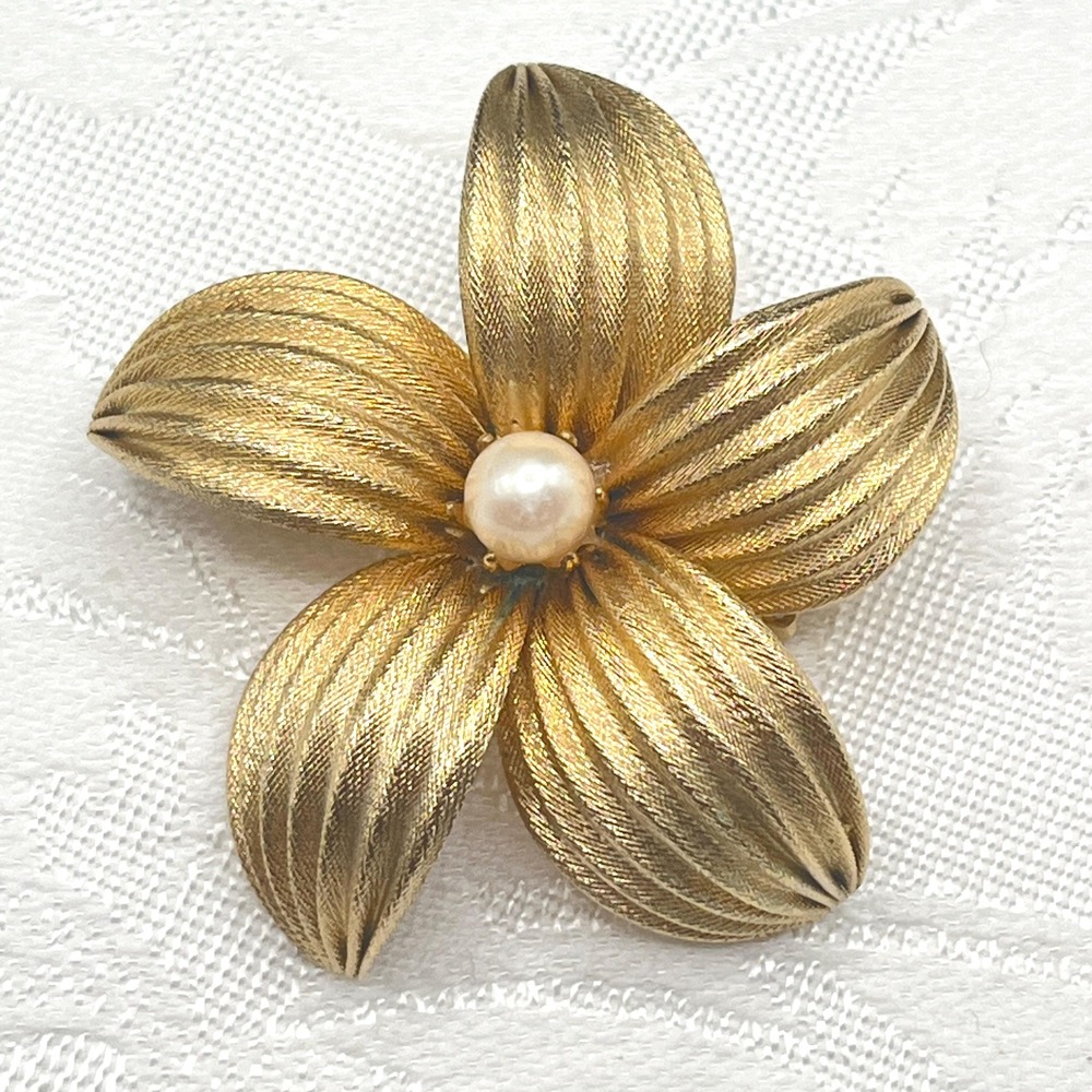 Vintage Retro Gold Tone Daisy Flower Floral Brooch Pin w/ Faux Pearl
